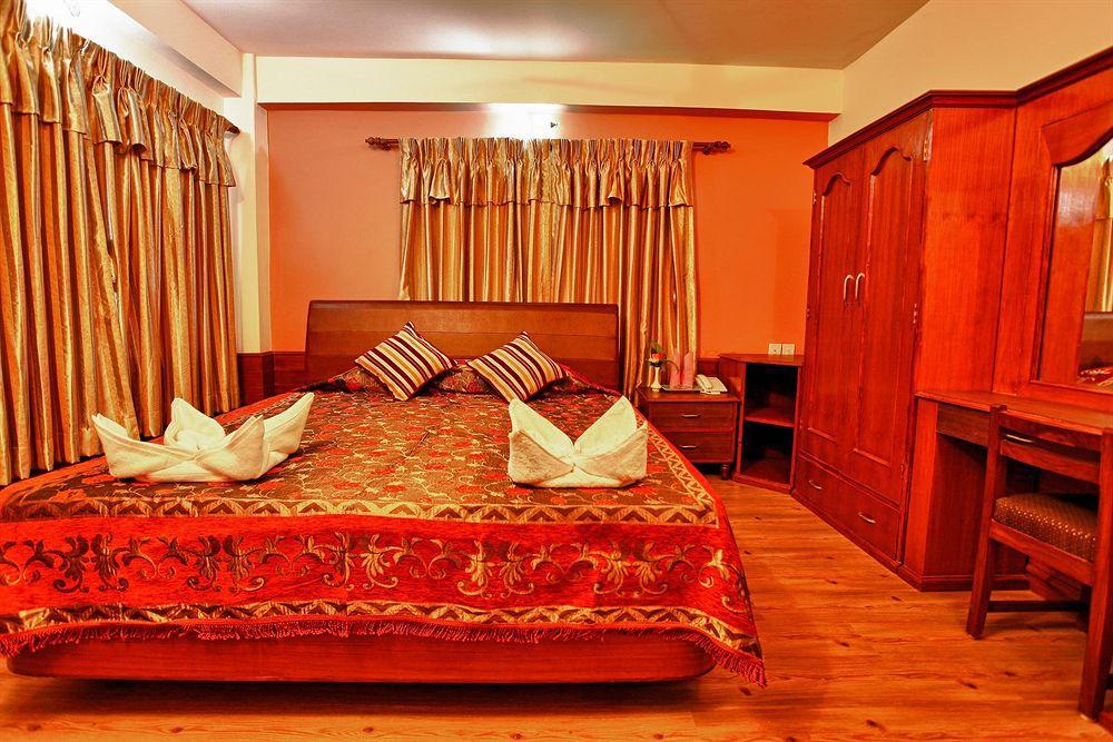 Hotel Crystal Palace Pokhara Dış mekan fotoğraf
