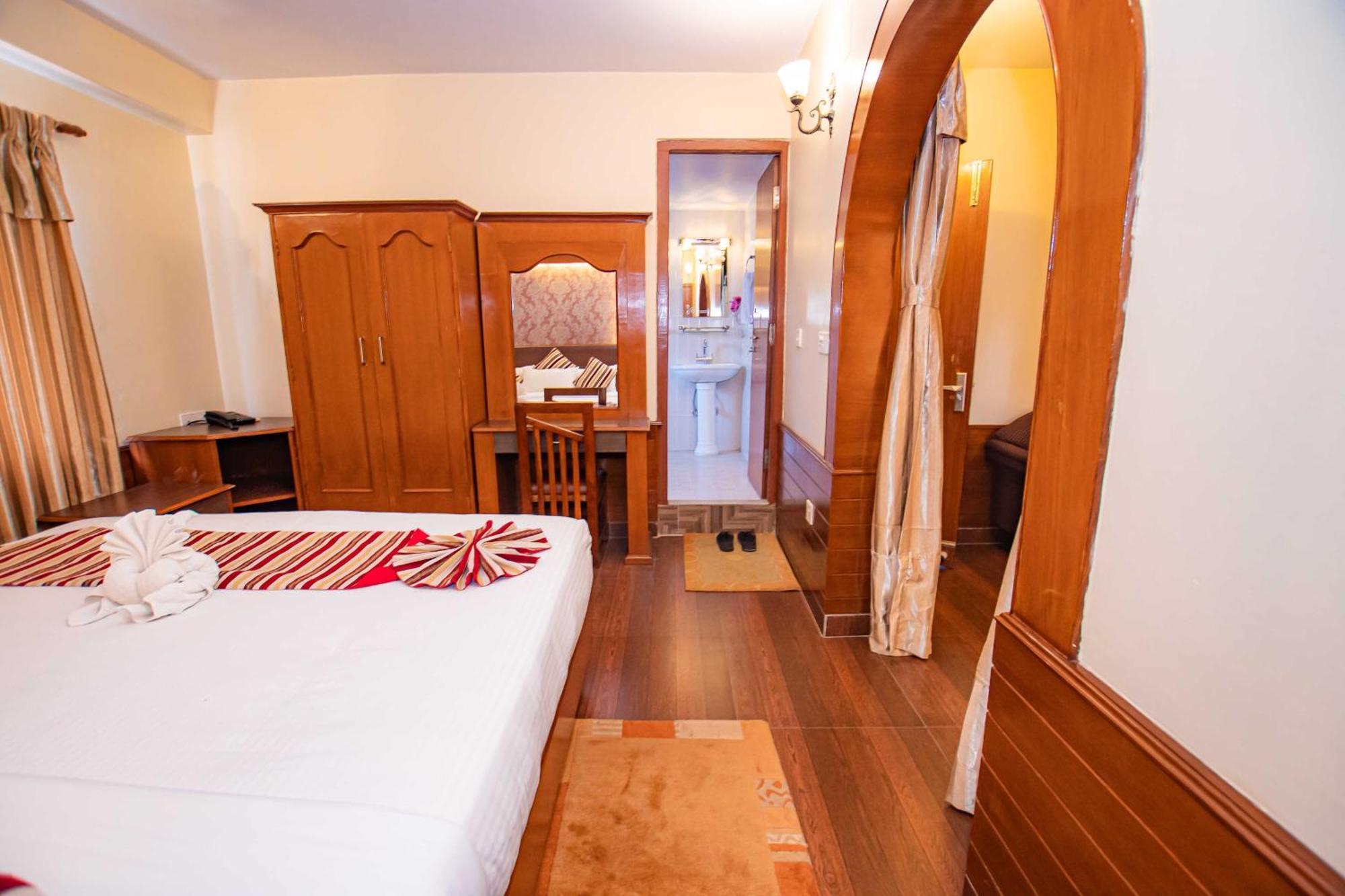 Hotel Crystal Palace Pokhara Dış mekan fotoğraf