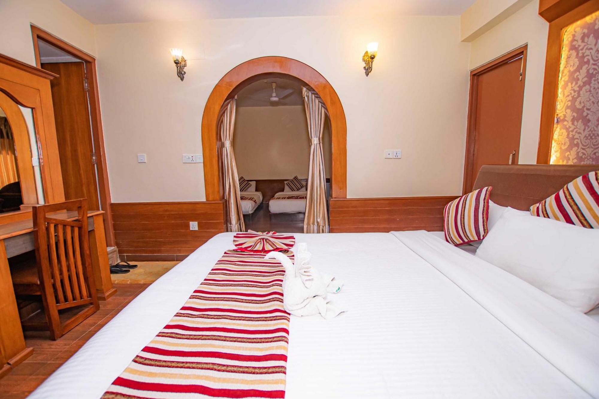 Hotel Crystal Palace Pokhara Dış mekan fotoğraf