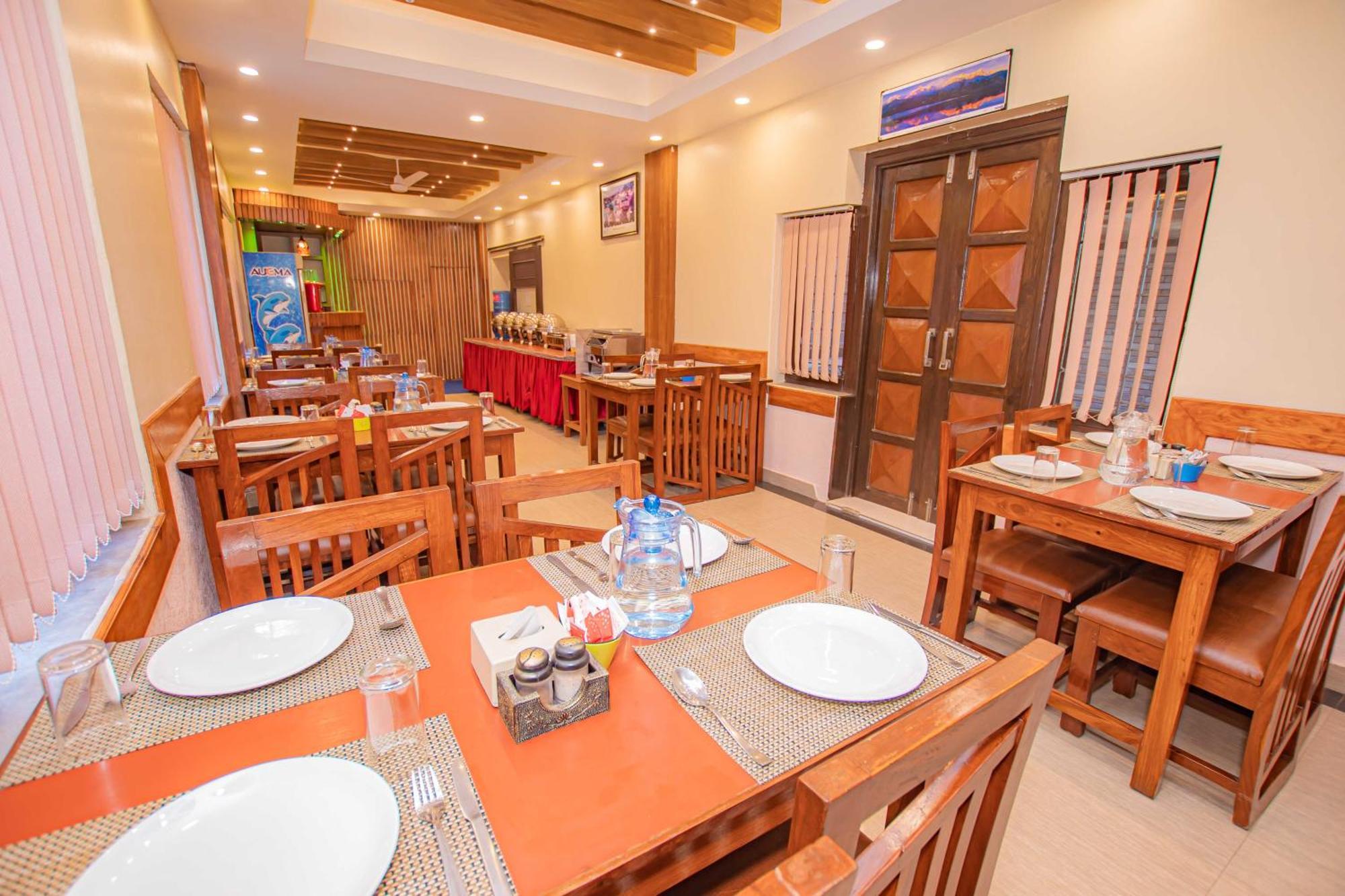 Hotel Crystal Palace Pokhara Dış mekan fotoğraf