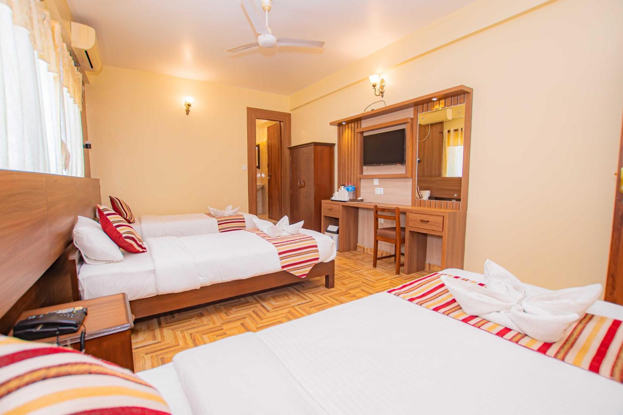 Hotel Crystal Palace Pokhara Dış mekan fotoğraf