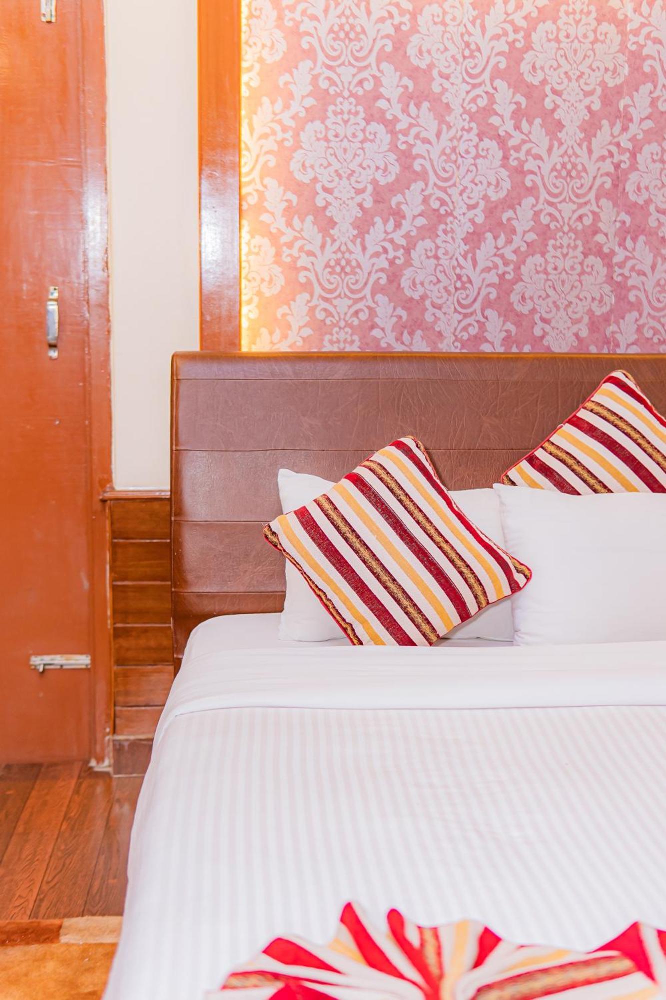 Hotel Crystal Palace Pokhara Dış mekan fotoğraf