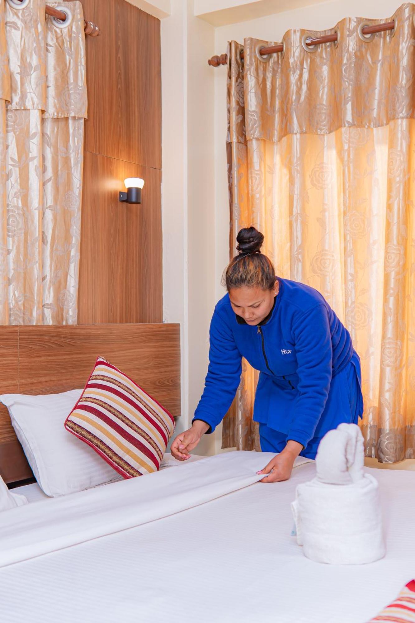 Hotel Crystal Palace Pokhara Dış mekan fotoğraf