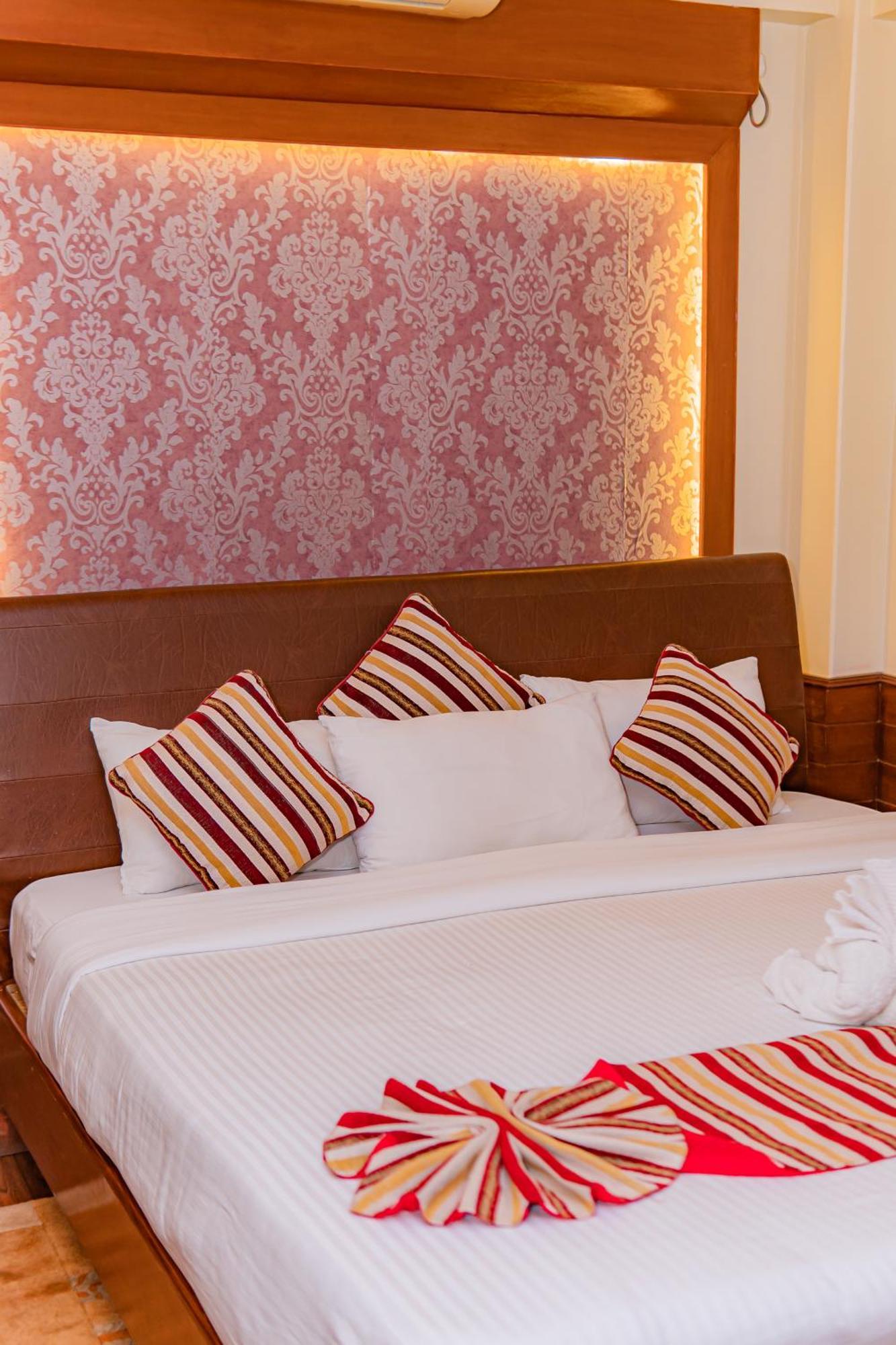 Hotel Crystal Palace Pokhara Dış mekan fotoğraf
